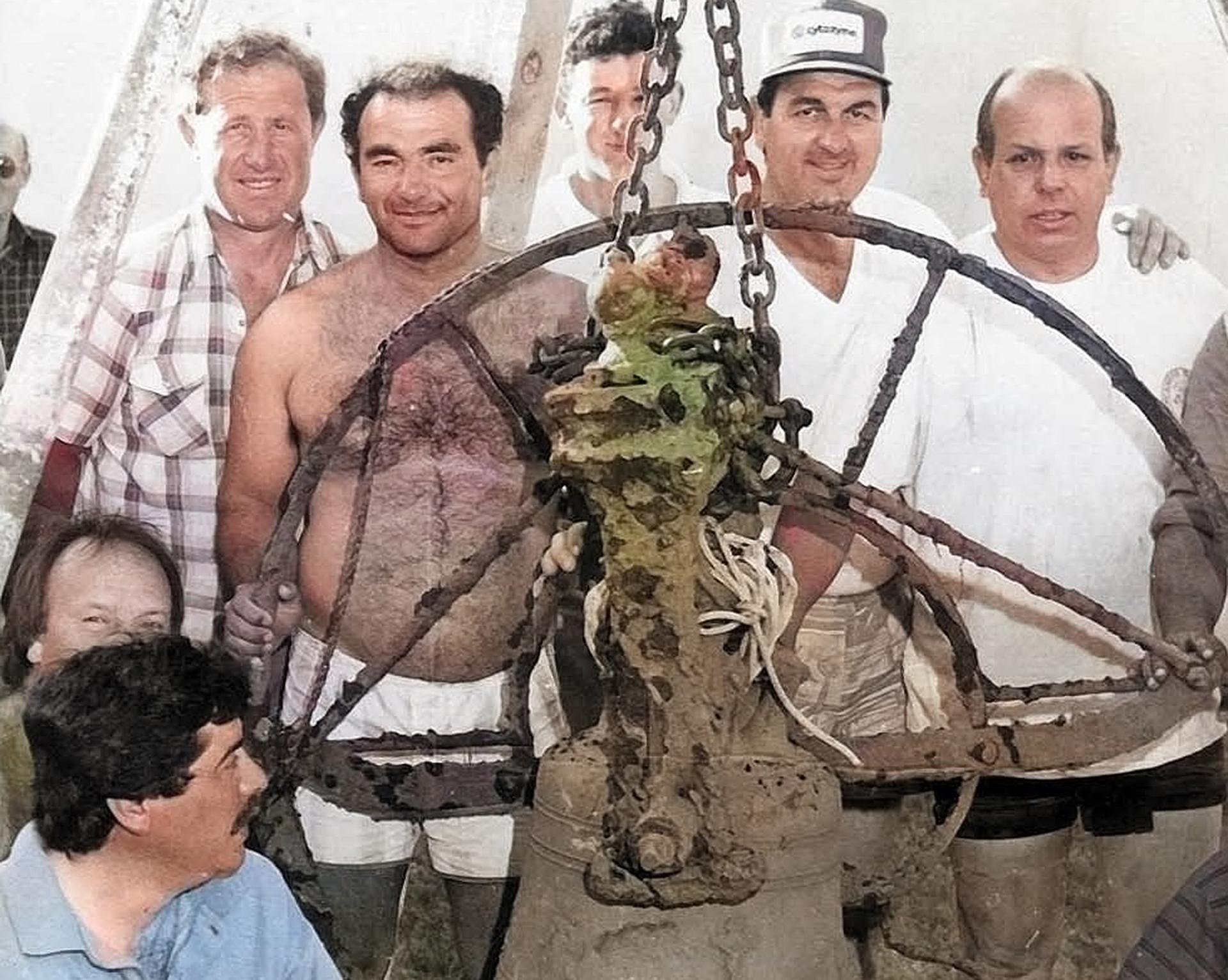 1991 Equipo de Bomberos y Buzos junto a la campana. coloreada