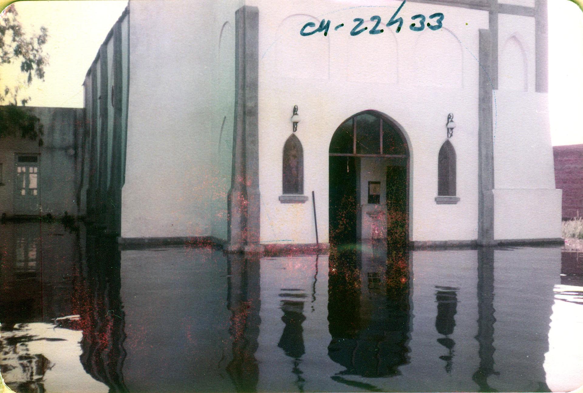 1985-capilla epecuen evacuacion- (2)