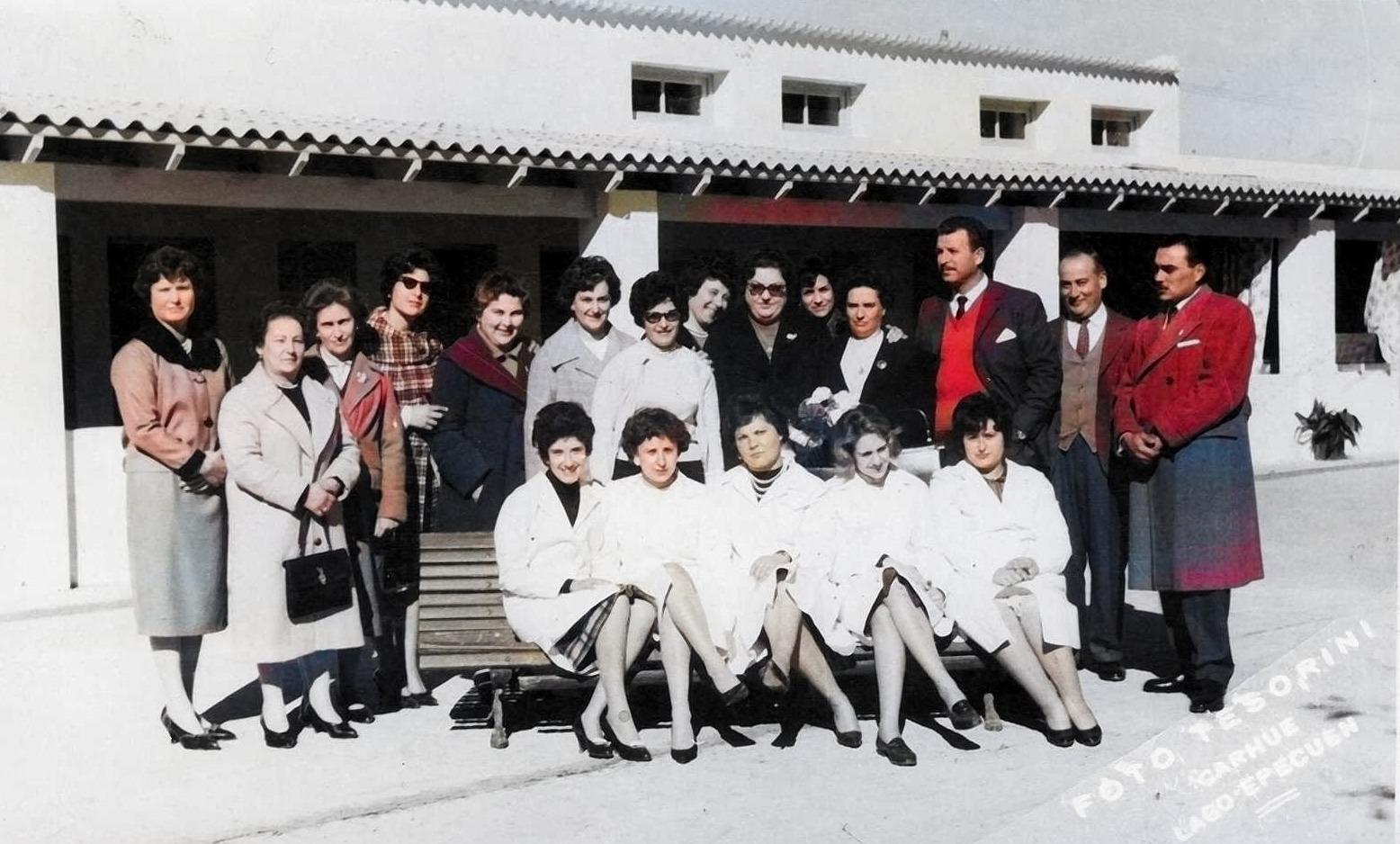 Escuela 17 Docentes y Cooperadores de la Escuela de Epecuén coloreada