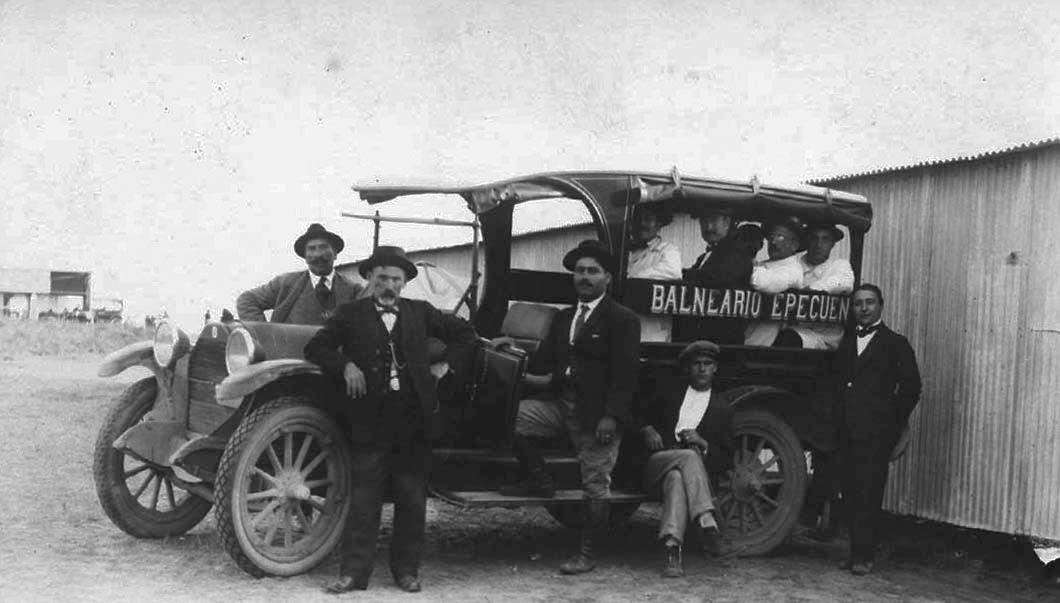 16-1 -Colectivo del Balneario y Termas Epecuen que en 1925 unía Carhué con ese establecimiento.