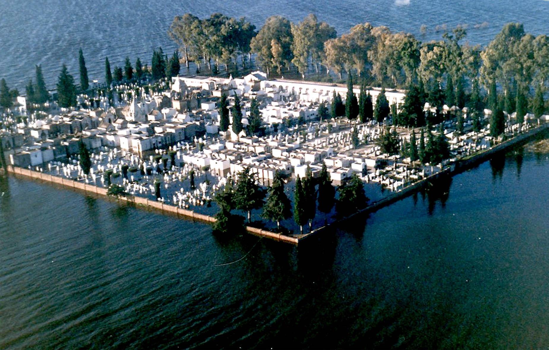 a) Cementerio inundado aerero 2